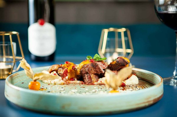 Comment découvrir les traditions culinaires de l'Indonésie lors d'un voyage local?